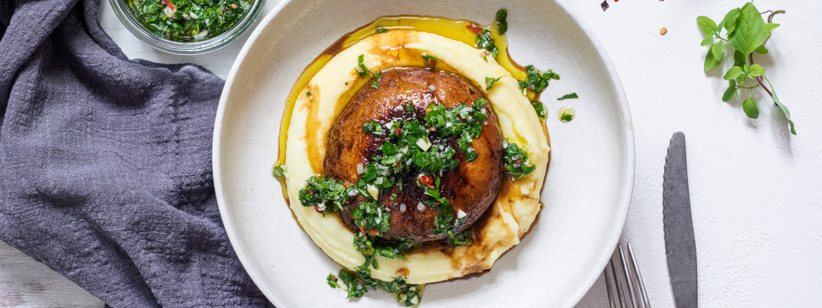 Portobello steak s chimichurri a bramborovou kaší s kozím sýrem